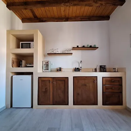To Pefko - Mezzanines - * Megisti
