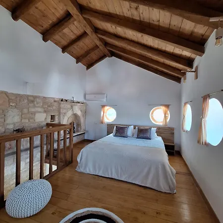 To Pefko - Mezzanines - Megisti