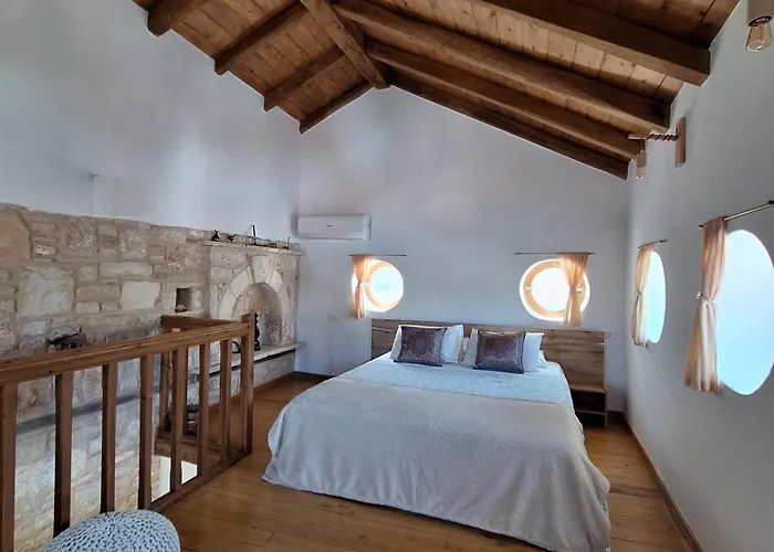 To Pefko - Mezzanines - Mejíszti