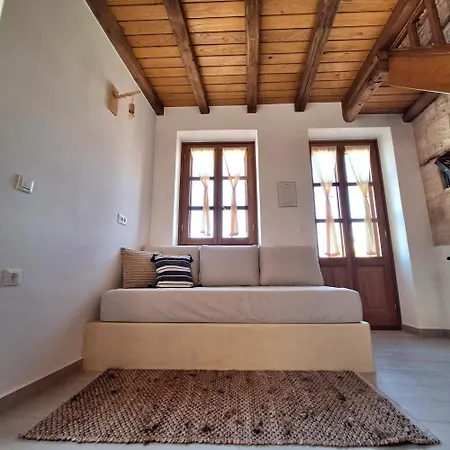 To Pefko - Mezzanines - Μεγίστη